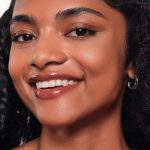 ⁦essence CHOCO BOMB Shiny Lip Gloss No. 01, Brown, Natural, Shiny, Radiant Fresh, Shimmering, Vegan, No Preservatives, No Parabens, No Microplastic Particles, Pack of 10 ml⁩ - الصورة ⁦6⁩