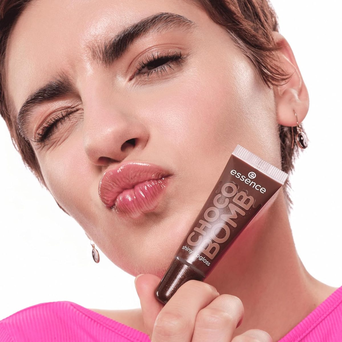 ⁦essence CHOCO BOMB Shiny Lip Gloss No. 01, Brown, Natural, Shiny, Radiant Fresh, Shimmering, Vegan, No Preservatives, No Parabens, No Microplastic Particles, Pack of 10 ml⁩ - الصورة ⁦5⁩