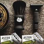 ⁦10 Astra Superior Platinum Double Edge Razor Blades For Professional Barbers And Traditional Shaving Enthusiasts⁩ - الصورة ⁦4⁩