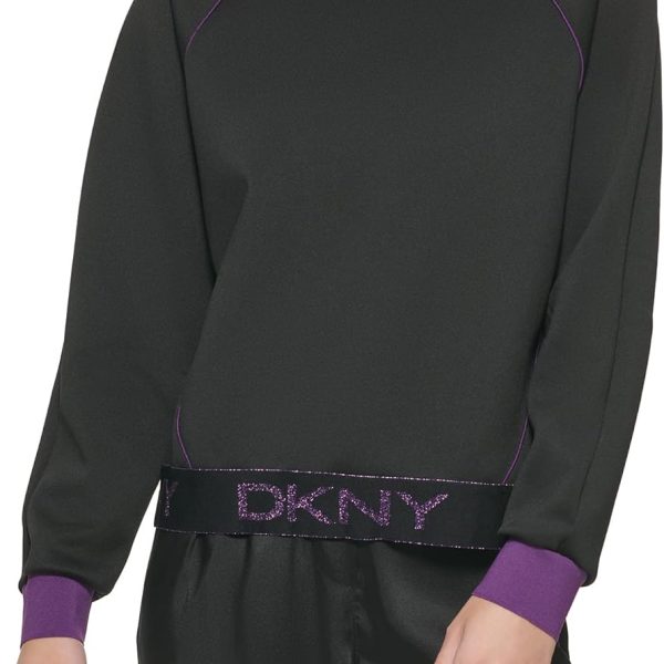 سويتر رياضي قصير للنساء مصمم بحاشية على شكل حزام خصر مزين بشعار العلامة التجارية دي كيه ان واي بلون مختلف