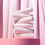 ايسنس احمر شفاه لامع لامع لامع من ساتن جلو، رقم 04، بنفسجي، شديد اللون، نباتي، خالٍ من البارابين، خالي من جزيئات البلاستيك الدقيقة، خالي من الجسيمات النانوية، عبوة من قطعة واحدة (0.13 اونصة) - الصورة 9