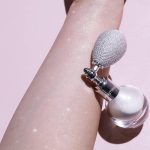 بخاخ مسحوق هايلايتر عالي اللمعان للوجه والجسم (بلون بيرل وايت)، من كاينيست - الصورة 2