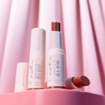 ايسنس احمر شفاه لامع لامع لامع من ساتن جلو، رقم 04، بنفسجي، شديد اللون، نباتي، خالٍ من البارابين، خالي من جزيئات البلاستيك الدقيقة، خالي من الجسيمات النانوية، عبوة من قطعة واحدة (0.13 اونصة) - الصورة 8