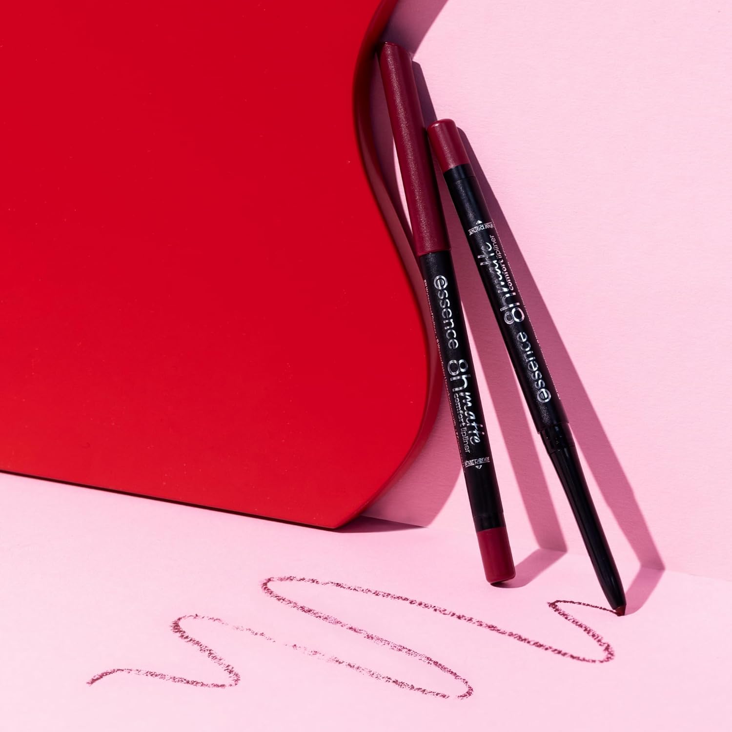 716gxUPU0rL._AC_SL1500_.jpg ايسنس قلم تحديد شفاه كومفورت مات 8 اتش، رقم 19، احمر يدوم طويلا، نتائج فورية، غير لامع، نباتي، مقاوم للماء، بدون مواد حافظة، خالي من البارابين، عبوة من قطعة واحدة (0.01 اونصة) - الصورة 8