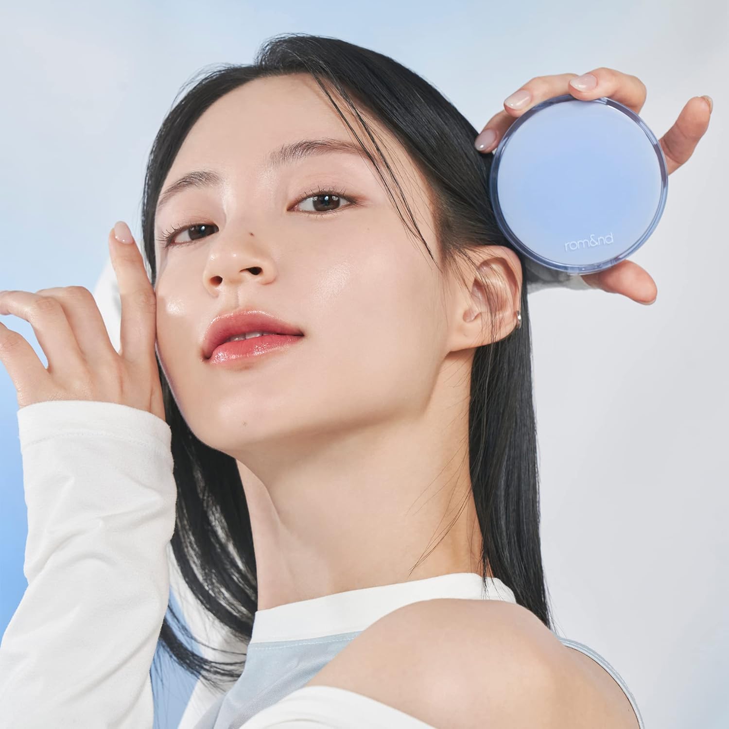 71l-dXaa4iL._AC_SL1500_.jpg روم اند ان دي وسادة ماء عارية 20 غرام 05 ساند 25 ترطيب صحي ترطيب فوري بشرة مريحة تدوم طويلا رطبة للغاية متوهجة نباتية ندي شبيه بالندى بطراوته لكل انواع البشرة كل الأنواع - الصورة 3