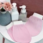 ⁦قفازات تقشير من اي سي في للاستحمام والعناية بالبشرة وتنظيف الجسم وإزالة الجلد الميت - عبوة قطعتين - بينك زهري قماش⁩ - الصورة ⁦7⁩