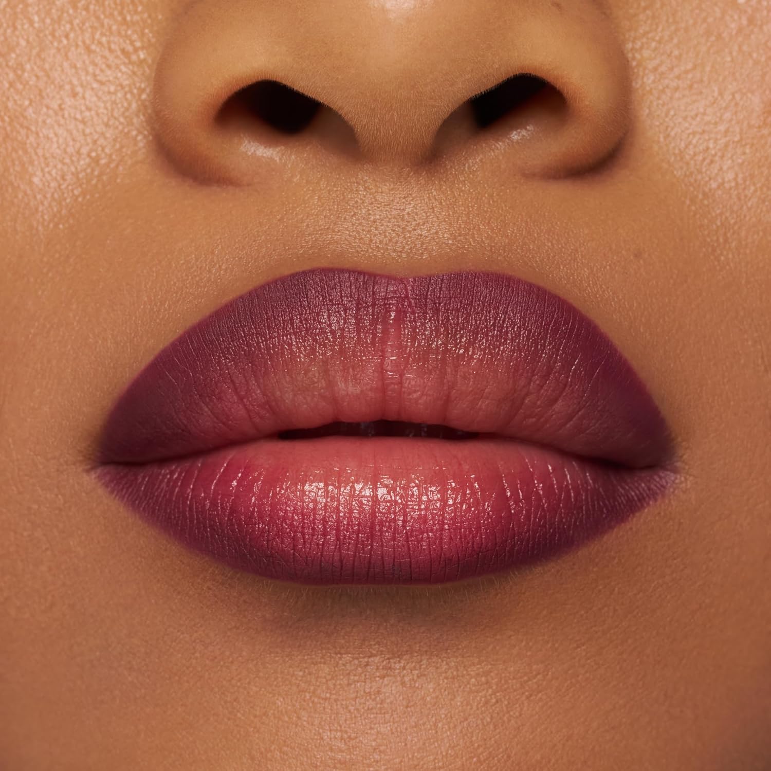 815ubjt6CvL._AC_SL1500_.jpg ايسنس قلم تحديد شفاه كومفورت مات 8 اتش، رقم 19، احمر يدوم طويلا، نتائج فورية، غير لامع، نباتي، مقاوم للماء، بدون مواد حافظة، خالي من البارابين، عبوة من قطعة واحدة (0.01 اونصة) - الصورة 5