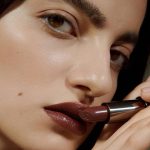 مادارا احمر شفاه ساتان شاين من دازل نايتس، #501 فلاتيري 0.13 اونصة - مغذي ومرطب بزبدة الشيا وفيتامين C+E - لون مكثف، ناعم في الارتداء، لمعان طبيعي (#504 دومينانس) - الصورة 5