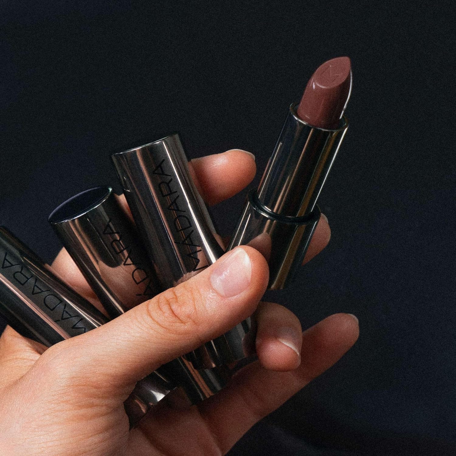 81GWGE-4yL._AC_SL1500_.jpg مادارا احمر شفاه ساتان شاين من دازل نايتس، #501 فلاتيري 0.13 اونصة - مغذي ومرطب بزبدة الشيا وفيتامين C+E - لون مكثف، ناعم في الارتداء، لمعان طبيعي (#504 دومينانس) - الصورة 6