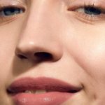 مادارا احمر شفاه ساتان شاين من دازل نايتس، #501 فلاتيري 0.13 اونصة - مغذي ومرطب بزبدة الشيا وفيتامين C+E - لون مكثف، ملمس ناعم، لمعان طبيعي (#501 فلاتيري) - الصورة 4