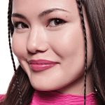 ايسنس احمر شفاه لامع لامع لامع من ساتن جلو، رقم 04، بنفسجي، شديد اللون، نباتي، خالٍ من البارابين، خالي من جزيئات البلاستيك الدقيقة، خالي من الجسيمات النانوية، عبوة من قطعة واحدة (0.13 اونصة) - الصورة 5