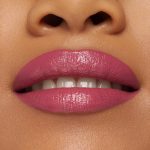 ايسنس احمر شفاه لامع لامع لامع من ساتن جلو، رقم 04، بنفسجي، شديد اللون، نباتي، خالٍ من البارابين، خالي من جزيئات البلاستيك الدقيقة، خالي من الجسيمات النانوية، عبوة من قطعة واحدة (0.13 اونصة) - الصورة 4