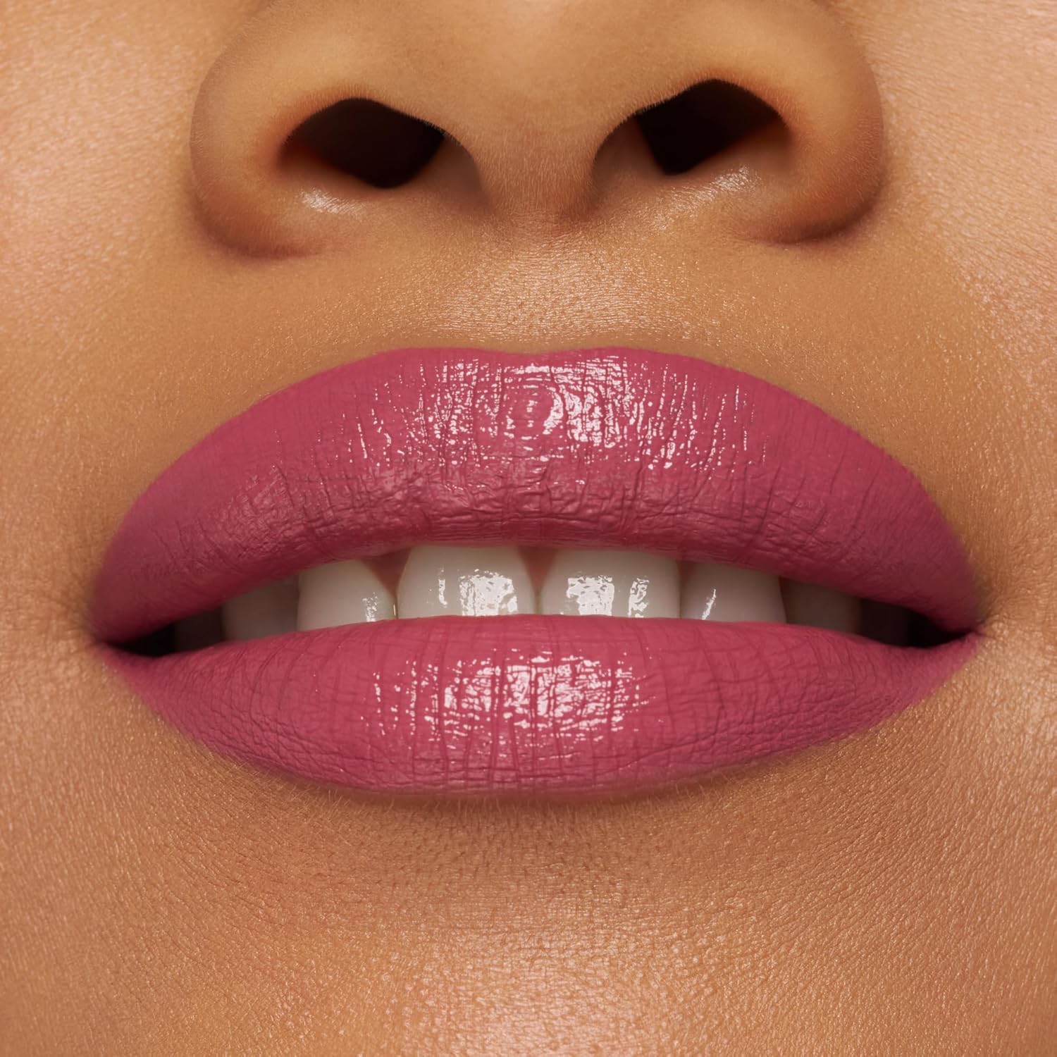 81ijNGTnO6L._AC_SL1500_.jpg ايسنس احمر شفاه لامع لامع لامع من ساتن جلو، رقم 04، بنفسجي، شديد اللون، نباتي، خالٍ من البارابين، خالي من جزيئات البلاستيك الدقيقة، خالي من الجسيمات النانوية، عبوة من قطعة واحدة (0.13 اونصة) - الصورة 4