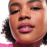 ايسنس احمر شفاه لامع لامع لامع من ساتن جلو، رقم 04، بنفسجي، شديد اللون، نباتي، خالٍ من البارابين، خالي من جزيئات البلاستيك الدقيقة، خالي من الجسيمات النانوية، عبوة من قطعة واحدة (0.13 اونصة) - الصورة 6